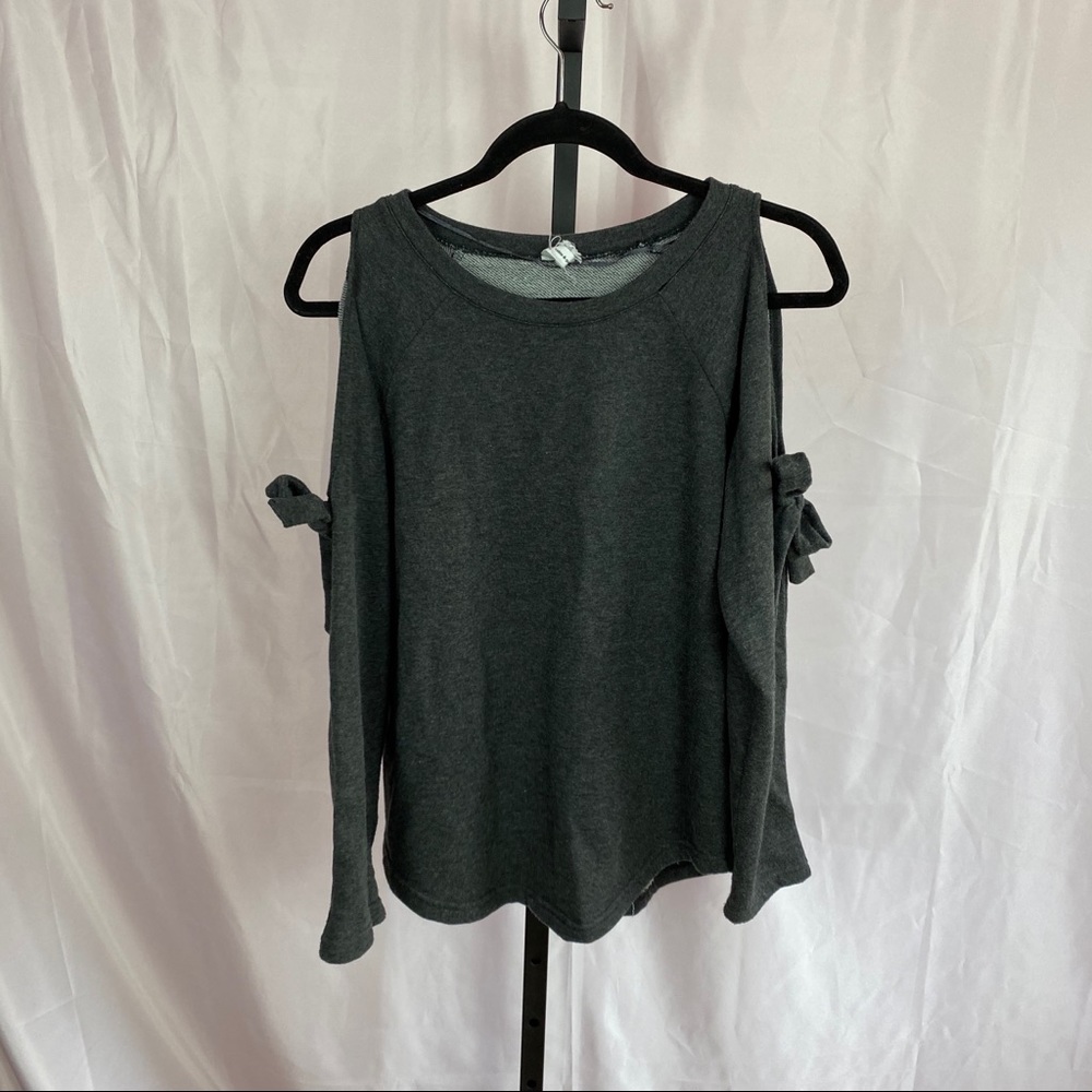 Cable & Gauge Gray Cold Shoulder Sweater, size Medium